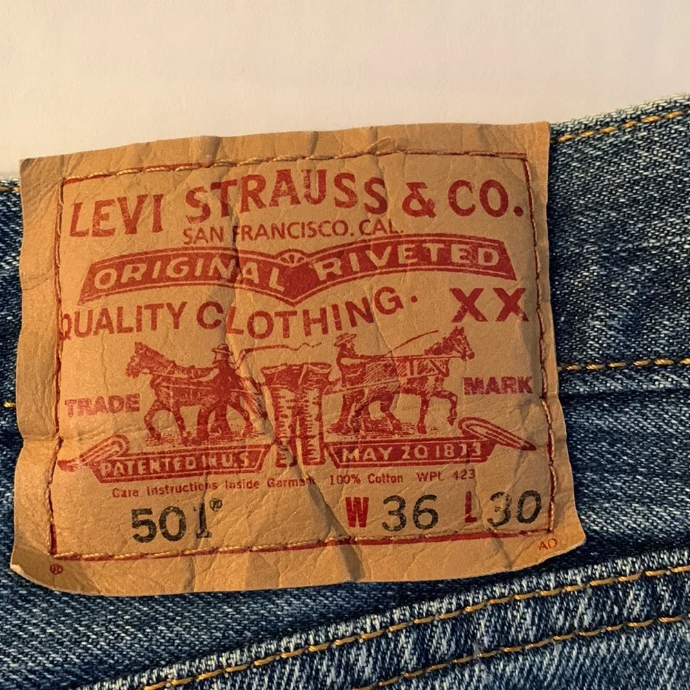 LEVI’S. Men’s 501  blue jeans. L30 X W36. Button‎ fly. Excellent conditio…